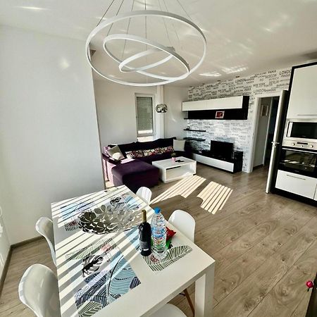Briz Apartment; 2 Bdr; 6 Guests; Private Parking ヴァルナ エクステリア 写真