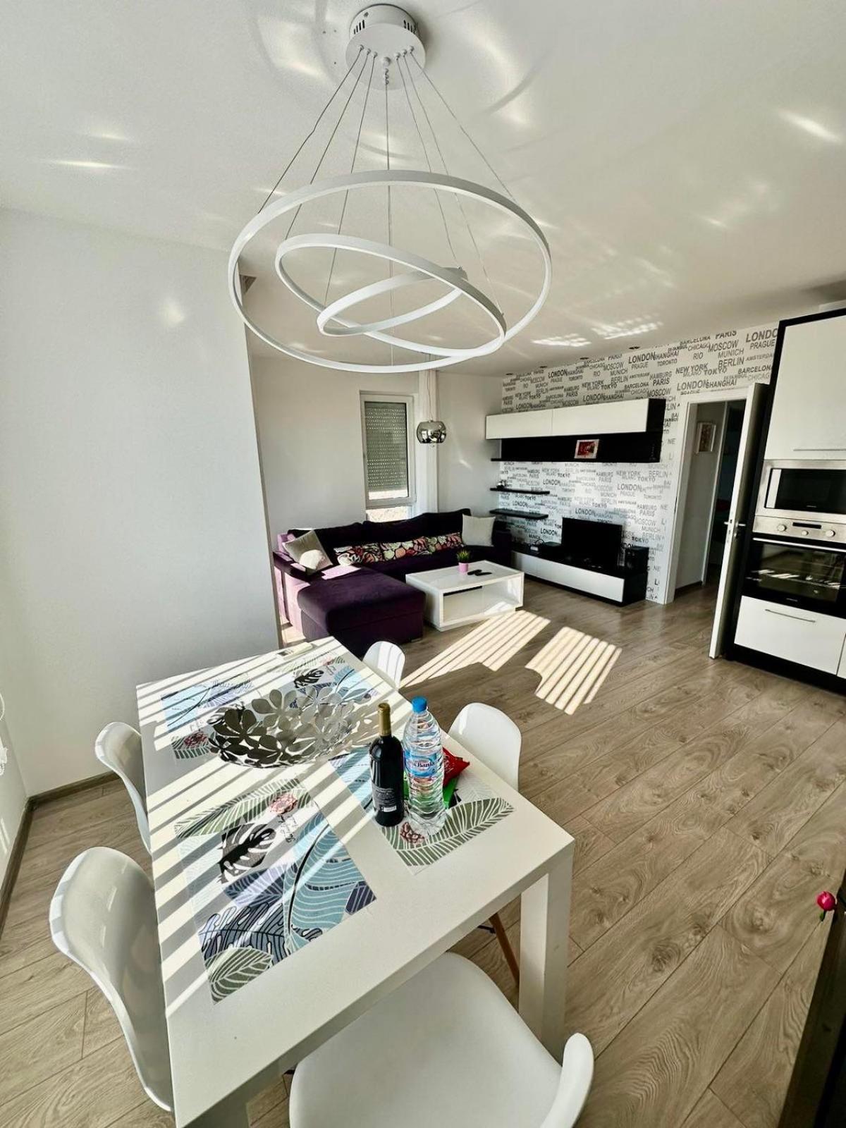 Briz Apartment; 2 Bdr; 6 Guests; Private Parking ヴァルナ エクステリア 写真